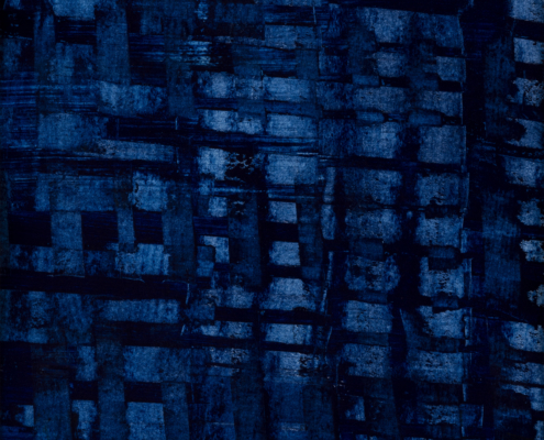 Reflet bleu sur façade en pierre, design architectural moderne, photographie artistique, Catherine Gioria, design d'intérieur, art contemporain.